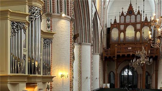 Martin Böcker spielt beim Konzert an der historischen Furtwängler Orgel und an der neuen West Chororgel.
