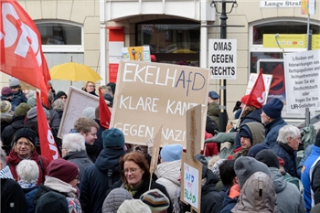 2500 Menschen demonstrieren in Buxtehude.