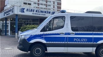 Auch am Samstag sicherte die Polizei das Elbe Klinikum Stade.