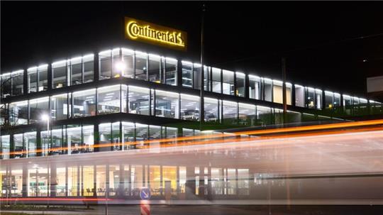 Das Continental Logo hängt an einer Wand nahe der neuen Zentrale in Hannover.