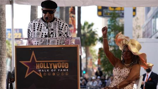 Der blinde Soul-Sänger Stevie Wonder (l) dankte Reeves für deren Unterstützung.