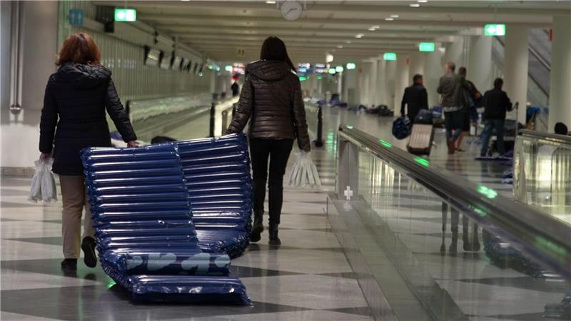 Nach Drohnenalarm: Wieder Flüge am Münchner Flughafen Am Flughafen wurden Luftmatratzen verteilt.