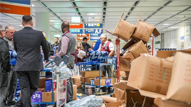 Nach Drohnenalarm: Wieder Flüge am Münchner Flughafen Am Flughafen wurden Snacks und Getränke an die Gestrandeten verteilt.