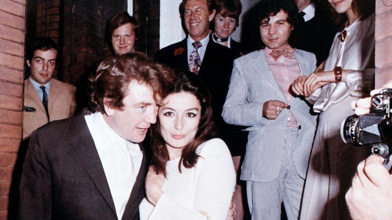 Die Vielgeliebte des französischen Films: Anouk Aimée Anouk Aimée und Albert Finney nach ihrer standesamtlichen Hochzeit im August 1970 in London.