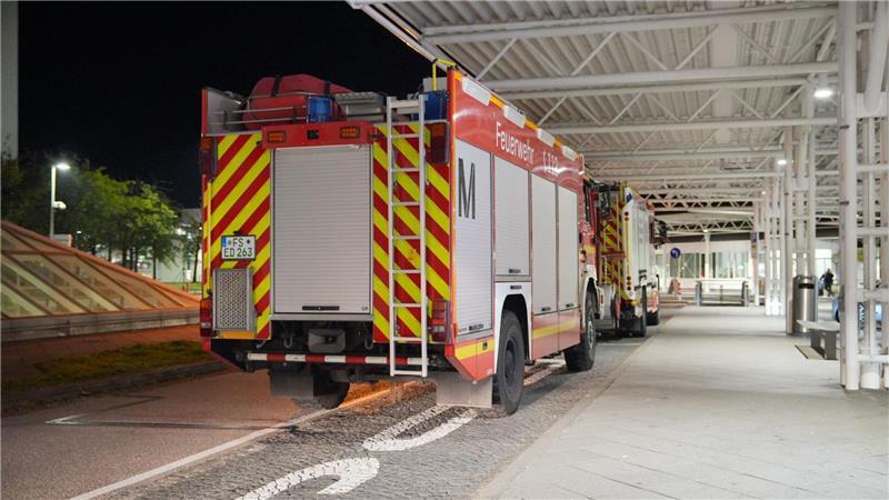 Nach Drohnenalarm: Wieder Flüge am Münchner Flughafen Auch die Feuerwehr ist am Flughafen im Einsatz.