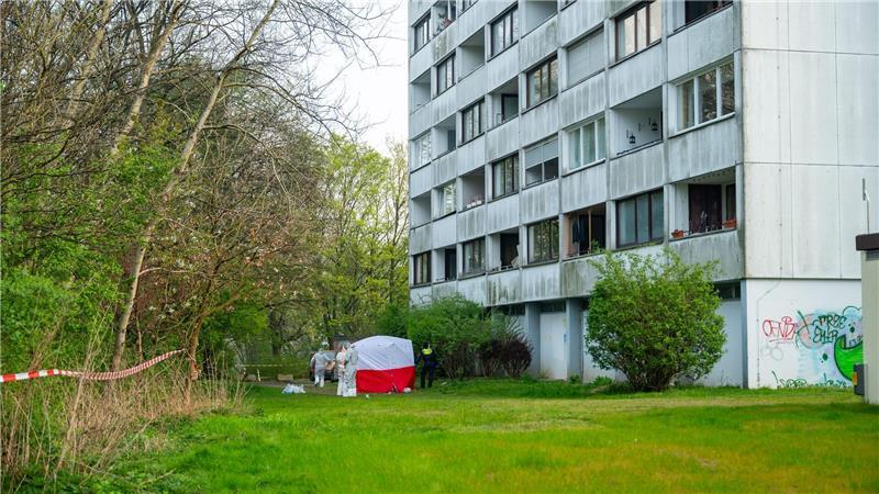Tödlicher Balkonsturz eines 15-Jährigen in Harburg: Weitere Festnahmen Beamte der Spurensicherung ermitteln neben dem abgesperrten Hochhaus.