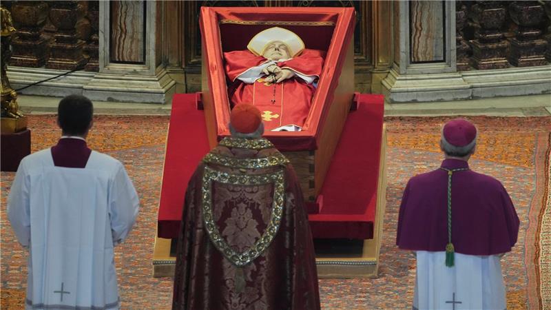 Großer Andrang: Gläubige nehmen Abschied von Franziskus Bis Freitagabend ist Franziskus im Petersdom aufgebahrt.