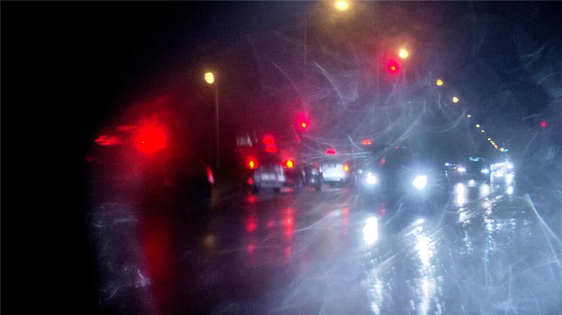 Bin ich etwa nachtblind? Meist steckt etwas anderes dahinter Blendungen im Straßenverkehr: Auch sie erschweren das Sehen im Dunklen.