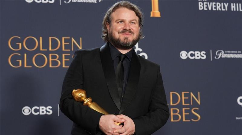 Die Golden Globes feiern das Durchhalten Brady Corbet freut sich über den Regie-Globe.