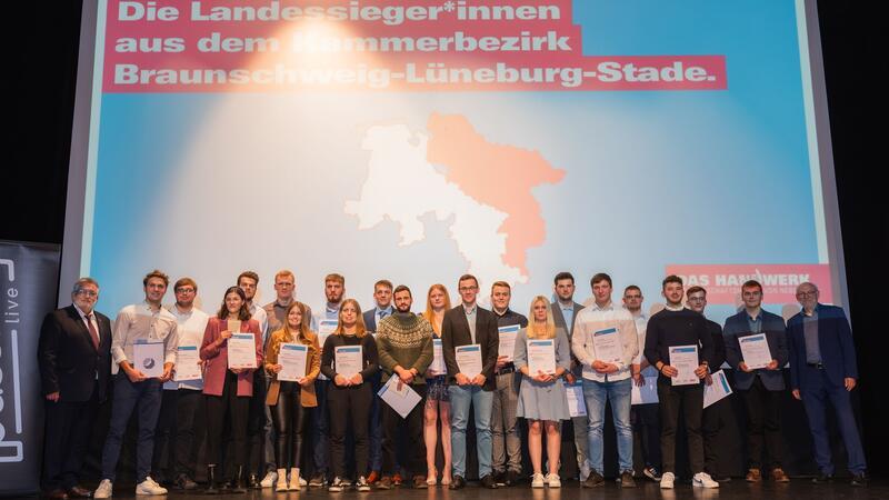 Sie sind die besten Gesellen und Azubis aus dem Bezirk Stade Das Gruppenfoto der Landessieger.