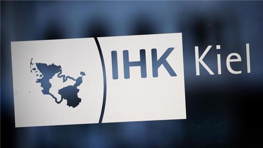 Das Logo der Industrie- und Handelskammer Schleswig-Holstein in Kiel (IHK Kiel) ist am 25.04.2012 an der Eingangstür im Haus der Wirtschaft in Kiel zu sehen.