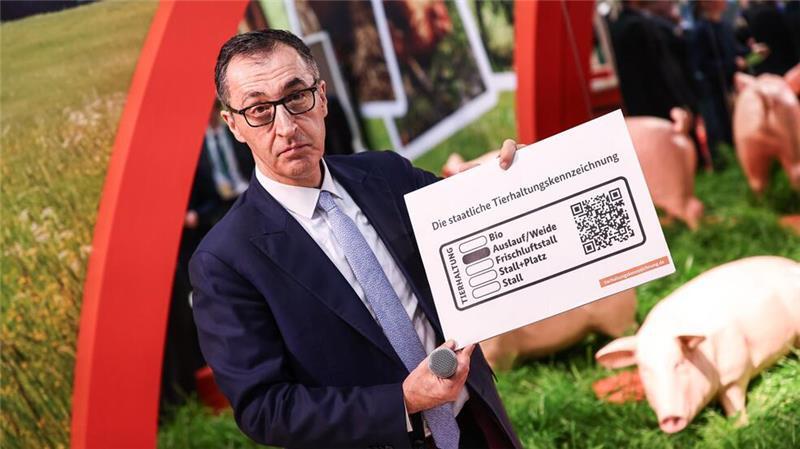 Fleisch-Angebot: Das ändert sich im Supermarkt Das staatliche Tierhaltungs-Logo von Minister Cem Özdemir soll im Sommer in die Läden kommen.