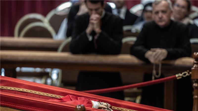 Großer Andrang: Gläubige nehmen Abschied von Franziskus Der offene Sarg des toten Papstes.