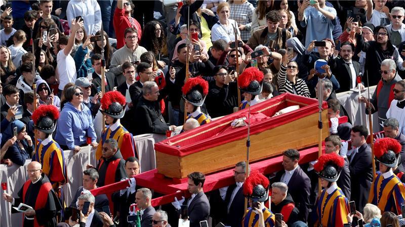 Großer Andrang: Gläubige nehmen Abschied von Franziskus Der tote Papst Franziskus wird im offenen Sarg in den Petersdom gebracht.