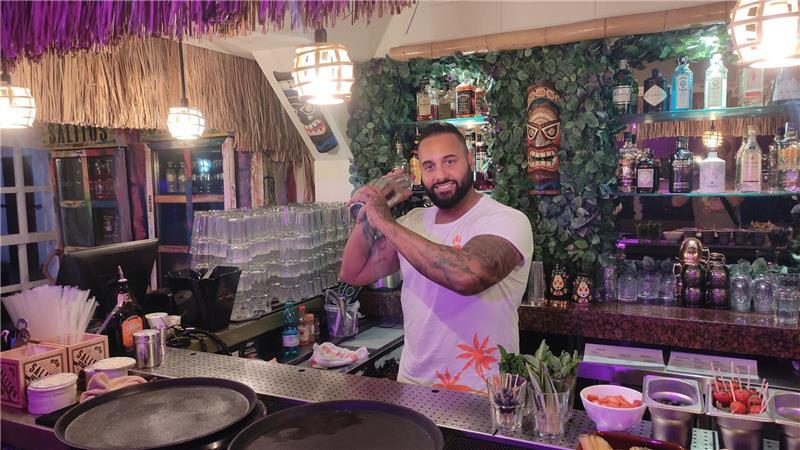 Bar von „Goodbye Deutschland“-Auswanderer abgebrannt Ein Foto aus dem Jahr 2022: Da stand Sohel Abdoulkhanzadeh hinter der intakten Bar. (Archivbild)