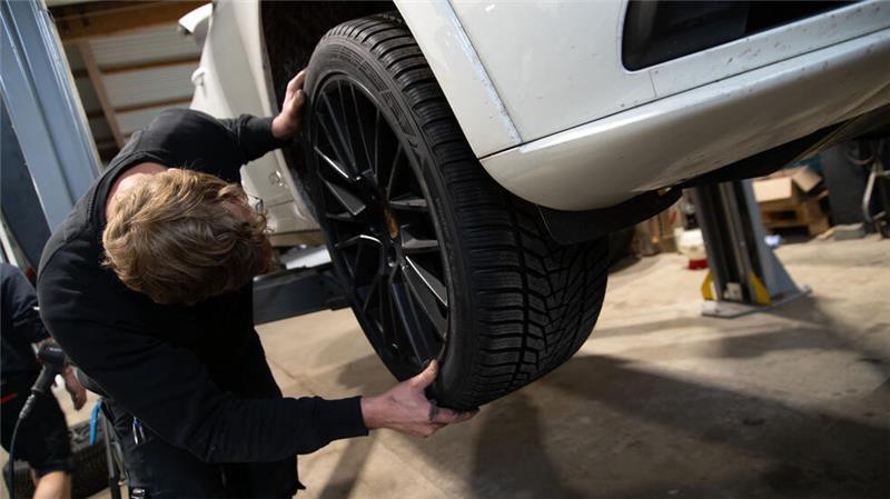 Reifenwechsel: Diese Sommerreifen schneiden im ADAC-Test „gut“ ab Ein Kfz-Mechaniker montiert ein Rad an einem Pkw. Es ist Zeit für den Reifenwechsel.