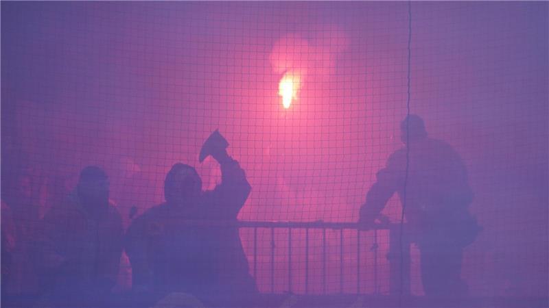 Neuer Fan-Trend? Zerstörte Stadion-Klos sorgen für Ärger Ein Rostock-Fan wirft ein Keramik-Teil einer zerstörten Toilette auf Ordner.