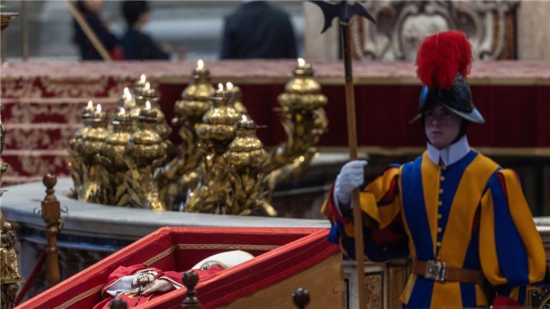 Großer Andrang: Gläubige nehmen Abschied von Franziskus Ein Wachmann der Schweizergarde neben dem toten Papst.
