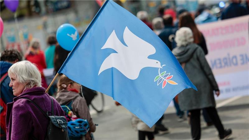 Ostermärsche im Zeichen der Friedenstaube Ein wichtiges Symbol der Friedensaktivisten: Die Taube als Zeichen für die Hoffnung auf Frieden.