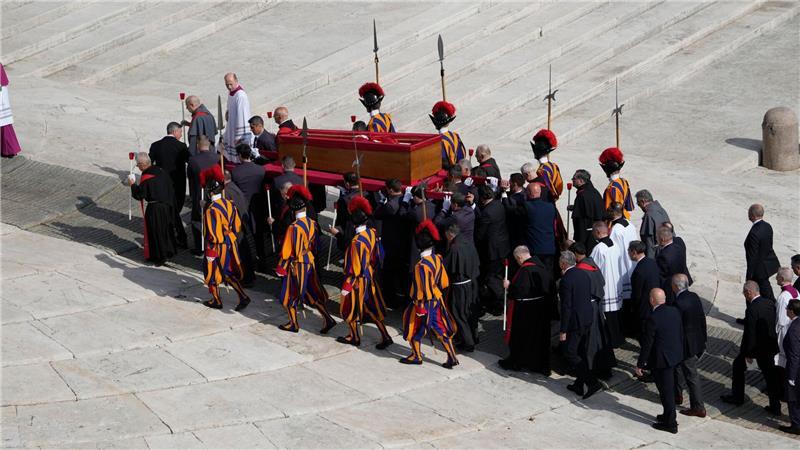 Großer Andrang: Gläubige nehmen Abschied von Franziskus Eine Ehrenformation der Schweizergarde begleitet den Sarg.