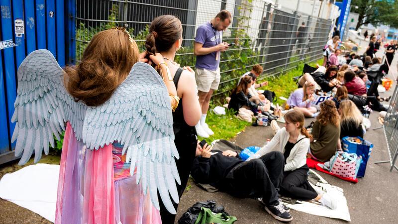Konzert mit tropfnassem Haar: Taylor Swift liebt den Regen in Hamburg Fans von der Sängerin Taylor Swift stehen vor dem Volksparkstadion Schlange.