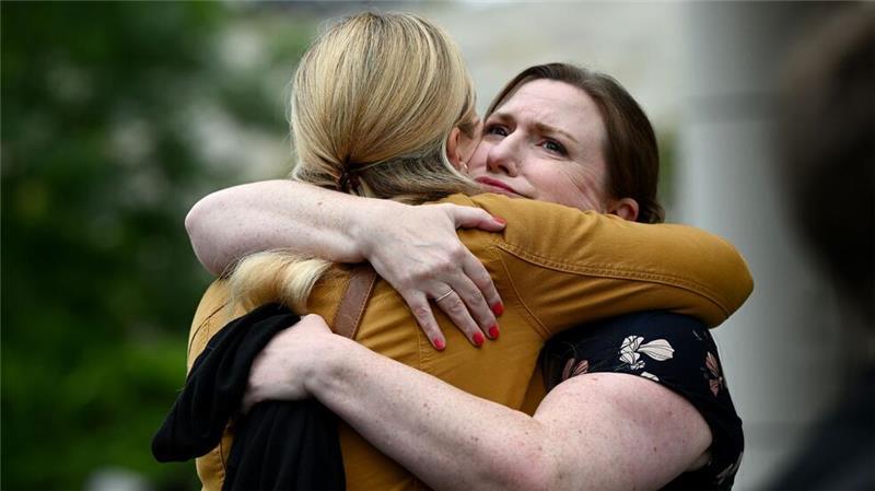 Cold Case Simone Strobel: Familie äußert sich in Australien Für die Anhörung waren Simone Strobels Geschwister extra aus Deutschland angereist. Hier ist die Schwester von Simone Strobel mit einer Unterstützerin zu sehen.