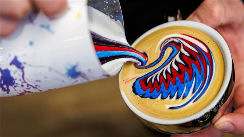 „Latte Art“ - der Cappuccino wird zum Kunstwerk Herz im Milchschaum? Lieber ein buntes Muster.