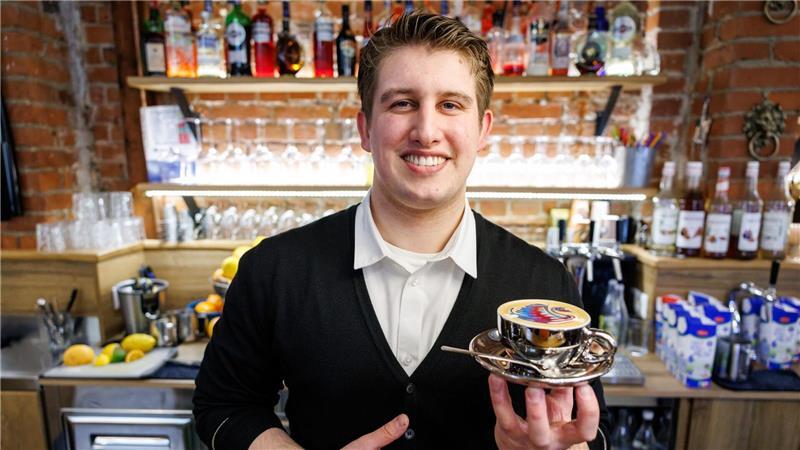 „Latte Art“ - der Cappuccino wird zum Kunstwerk Ihm kann es nicht zu bunt sein: Bozzato bereitet den kunstvollen Milchschaum im Kaffee im Familienbetrieb zu.