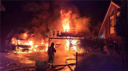 In der Nacht zum 29. August 2021 brannte es in Hemmoor lichterloh: Bei dem Feuer wurden drei Fahrzeuge und ein Carport komplett zerstört. Auch das Wohnhaus der betroffenen Familie und ein Nachbarhaus wurden beschädigt.