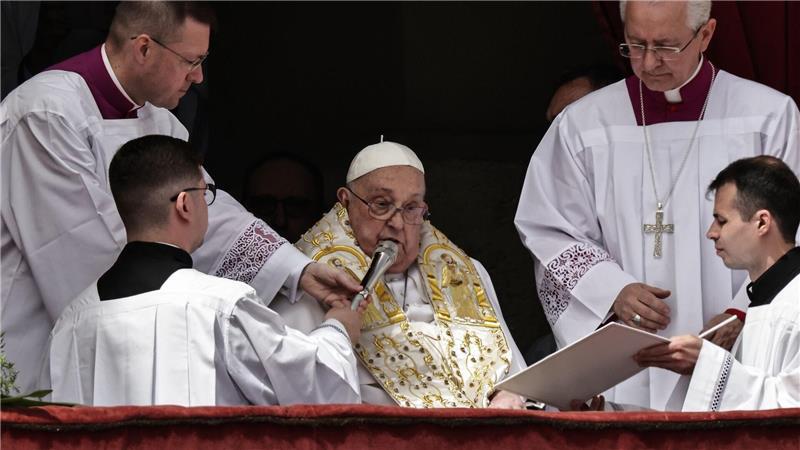 Tod von Papst oder Queen: Warum bewegt einen das eigentlich? Keine 24 Stunden vor seinem Tod spendete Papst Franziskus noch den Ostersegen (Archivbild).