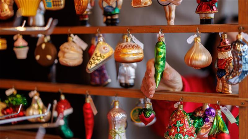 Weihnachtsbaum kaufen, lagern, dekorieren: Diese Tipps geben Profis Kuchenstück, Chili, Nussknacker - die Auswahl an Weihnachtsbaumschmuck ist riesig.