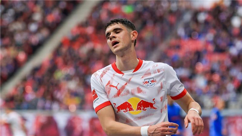 Bayern mit Kantersieg nach Champions-League-Frust Leipzigs Kosta Nedeljkovic nach einem Fehlschuss.