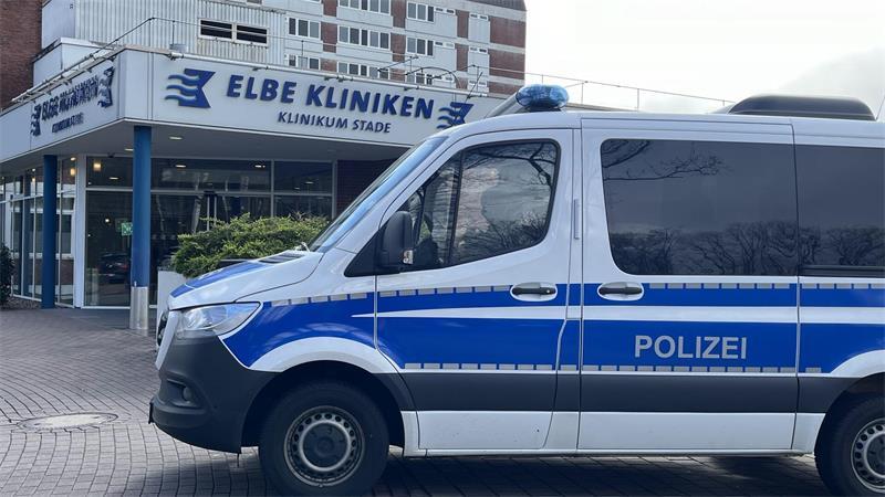 Massenschlägerei an BBS in Stade – Schwerverletzte blutüberströmt Polizeikräfte sicherten auch die Elbe Kliniken in Stade und Buxtehude ab. (Archivbild)