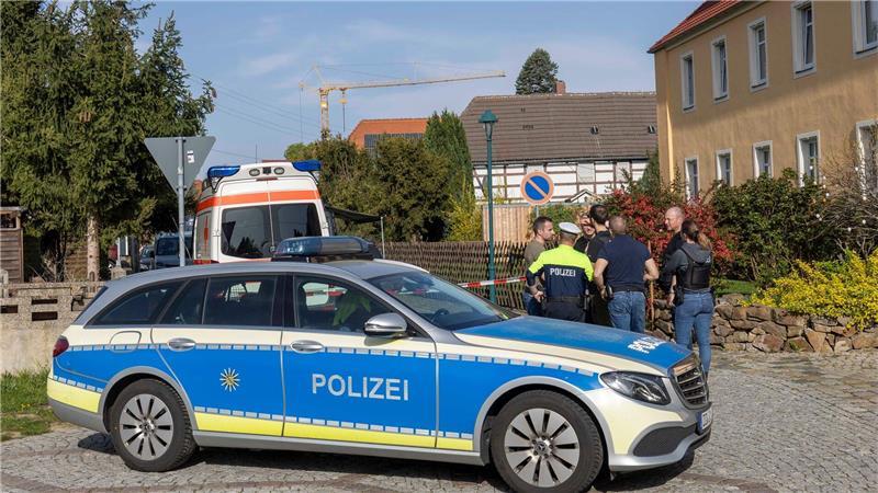 Tödliches Gift hergestellt: Jugendlicher im Visier Razzia in Sachsen: Ein Jugendlicher soll Gift im Haus seiner Eltern gelagert haben.