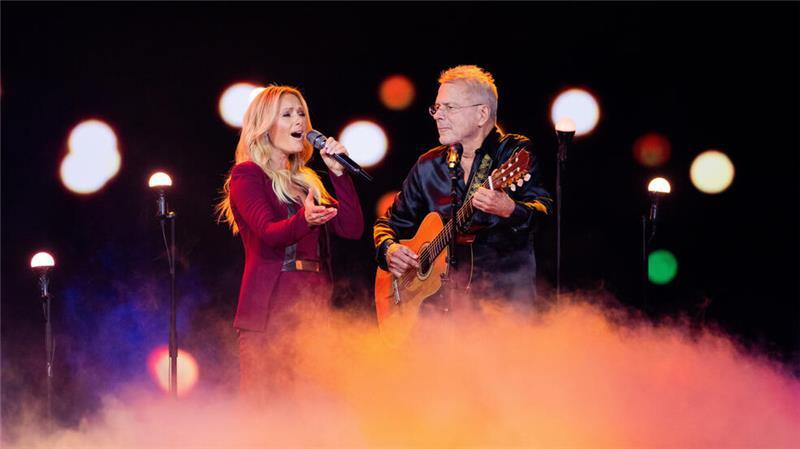 ZDF-Weihnachtsshow: Helene Fischer und der doppelte Florian Silbereisen Sängerin Helene Fischer und Sänger Reinhard Mey stehen bei der Aufzeichnung der Helene-Fischer-Show auf der Bühne.