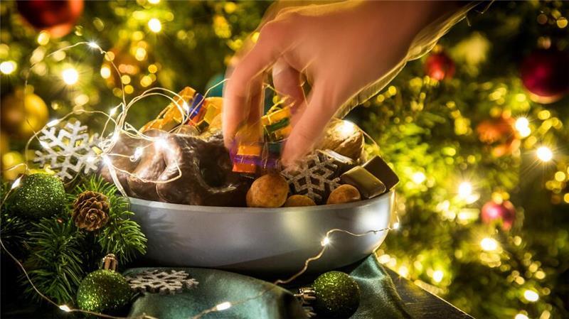 Weihnachtsessen: Hilft ein Verdauungsschnaps wirklich gegen das Völlegefühl? Stehen die weihnachtlichen Leckereien nicht dauerhaft auf dem Tisch, isst man automatisch weniger davon.