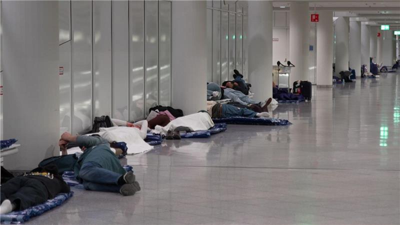 Nach Drohnenalarm: Wieder Flüge am Münchner Flughafen Viele Menschen übernachteten im Flughafen.