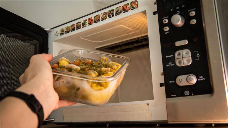 Achtung, Frost! Diese Lebensmittel sollten Sie nicht einfrieren Weil Glas keine schnellen Temperaturwechsel verträgt, sollten Sie im Glasbehälter eingefrorenes Essen nicht direkt darin in der Mikrowelle erhitzen.