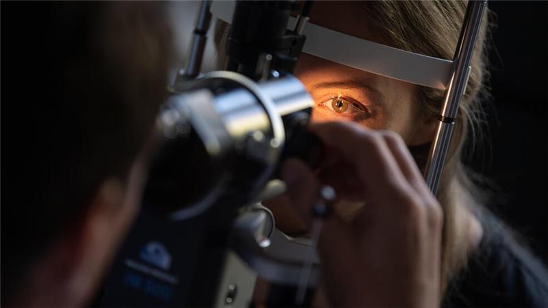 Bin ich etwa nachtblind? Meist steckt etwas anderes dahinter Wer einen Leidensdruck verspürt, sollte seine nächtliche Sehschwäche auf jeden Fall augenärztlich abklären lassen.